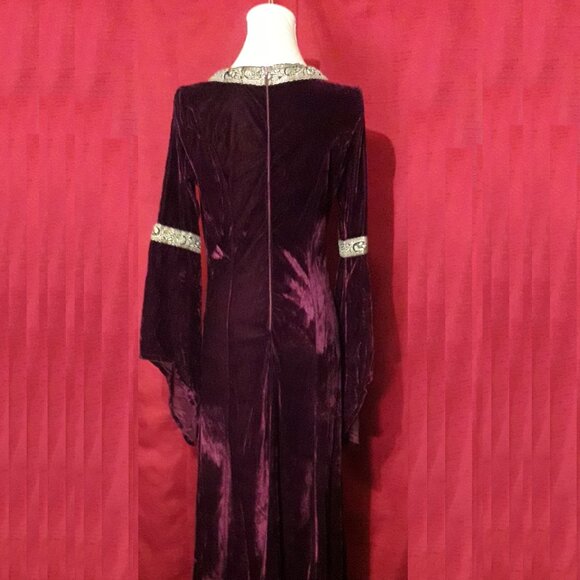 Renaissance Lady Hallowe'en Costume Purple Velour Gold Trim Size S/M - Picture 6 of 7